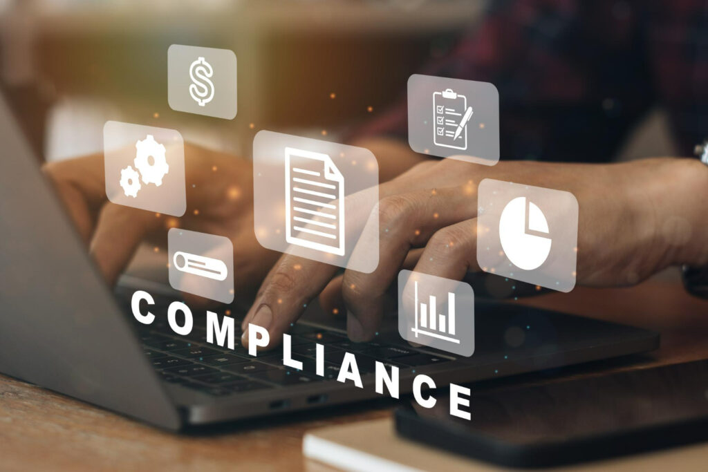 Ordenador que muestra la palabra compliance